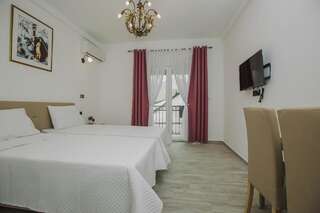 Отель Hotel Dapčević Цетине Двухместный номер с 1 кроватью или 2 отдельными кроватями и собственной ванной комнатой-2