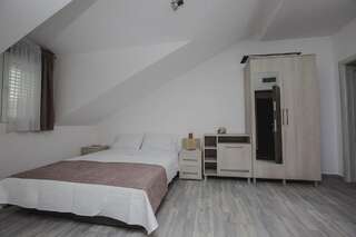 Отель Hotel Dapčević Цетине Четырехместный номер "Комфорт"-4