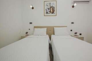 Отель Hotel Dapčević Цетине Двухместный номер с 1 кроватью или 2 отдельными кроватями и собственной ванной комнатой-11