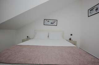 Отель Hotel Dapčević Цетине Двухместный номер с 1 кроватью или 2 отдельными кроватями и собственной ванной комнатой-14