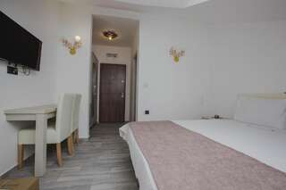 Отель Hotel Dapčević Цетине Двухместный номер с 1 кроватью или 2 отдельными кроватями и собственной ванной комнатой-23