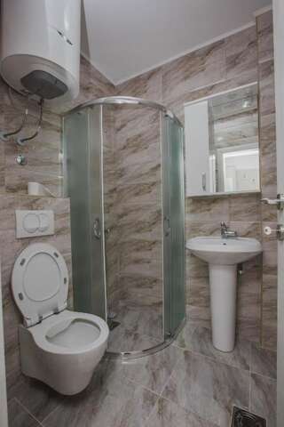 Отель Hotel Dapčević Цетине Двухместный номер с 1 кроватью или 2 отдельными кроватями и собственной ванной комнатой-29