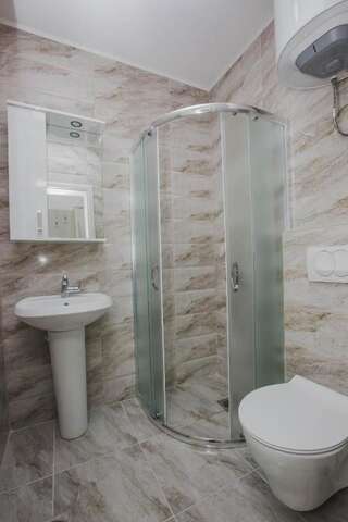 Отель Hotel Dapčević Цетине Двухместный номер с 1 кроватью или 2 отдельными кроватями и собственной ванной комнатой-30